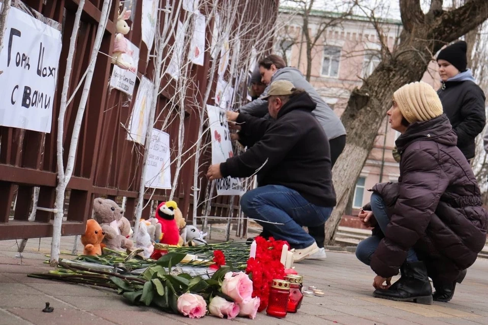Люди семьями идут почтить память погибших. Фото: страница Андрея Горцевского "ВКонтакте"