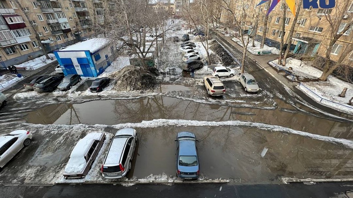 Оренбуржцы жалуются на затопленные от не убранного снега подвалы дома -  KP.RU