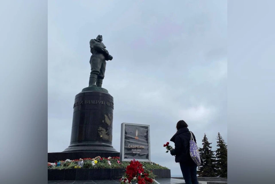 Замглавы Минобра РФ Петрова возложила цветы к мемориалу в Нижнем Новгороде. Фото: телеграм-канал Ольги Петровой.