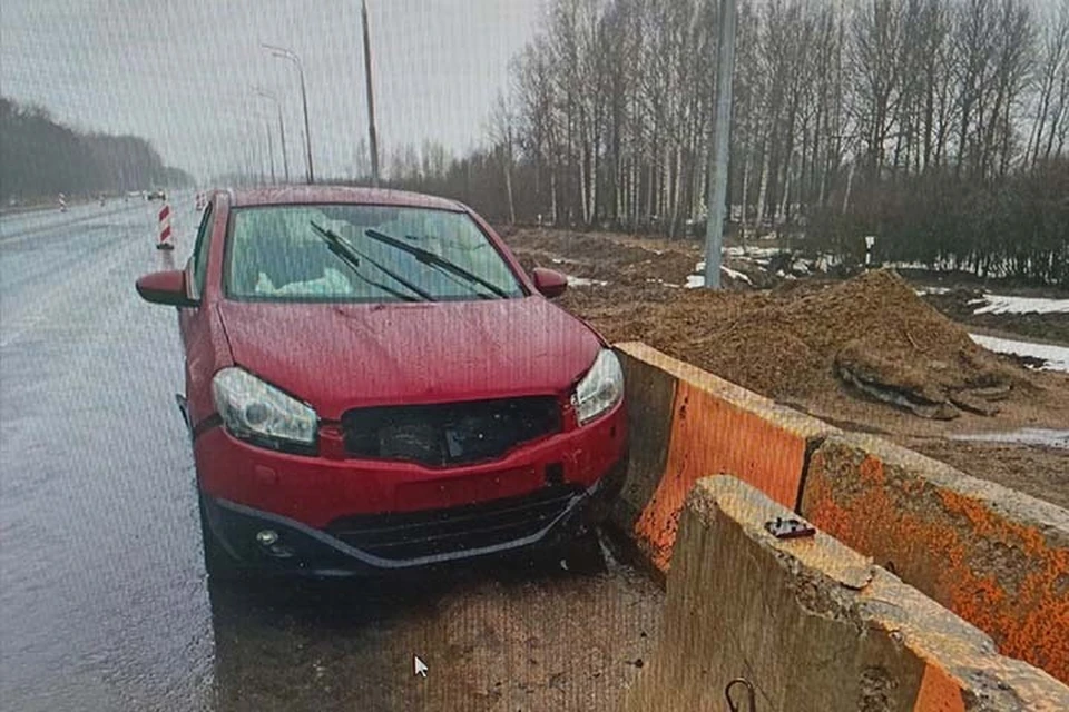 Женщина-водитель почувствовала себя плохо и врезалась на машине в бетонные блоки Фото: Ржевское отделение Госавтоинспекции