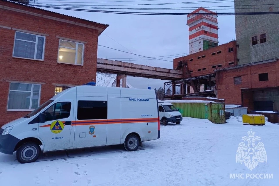 На данный момент в спасательной операции участвуют 15 горноспасателей и две единицы техники. Фото: ГУ МЧС по Свердловской области