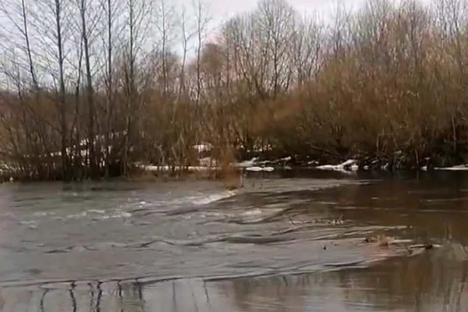 В Липецкой области во время паводка затопило мост через реку Олым