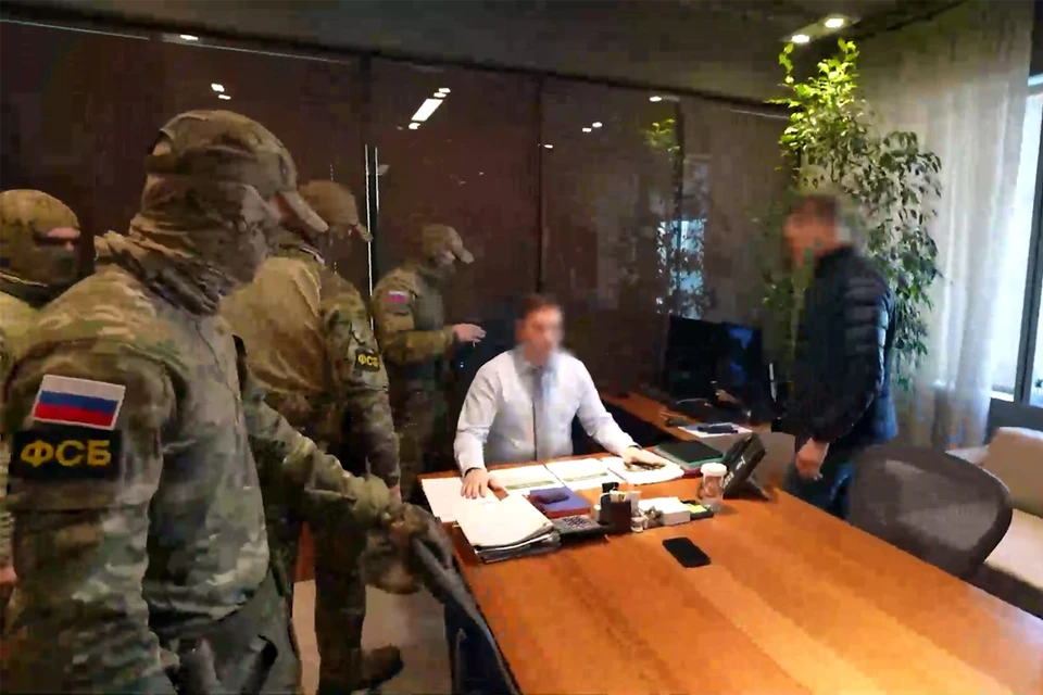 Задержанных поместили под стражу. Их будут судить за превышение должностных полномочий, кражи и вымогательство