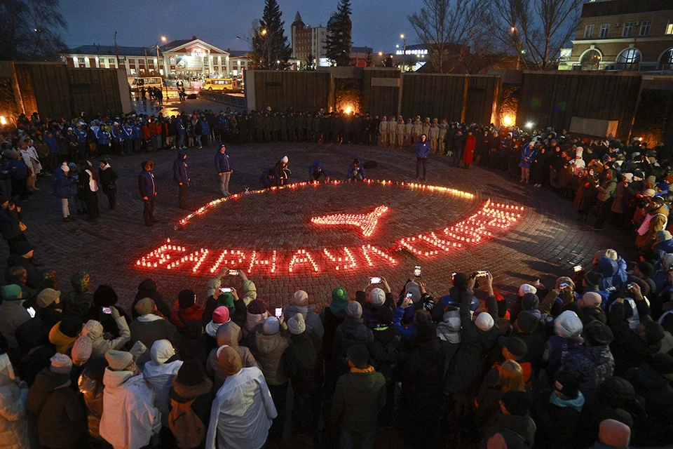 В Барнауле на Мемориале Славы вспыхнули свечи в память о жертвах чудовищного теракта