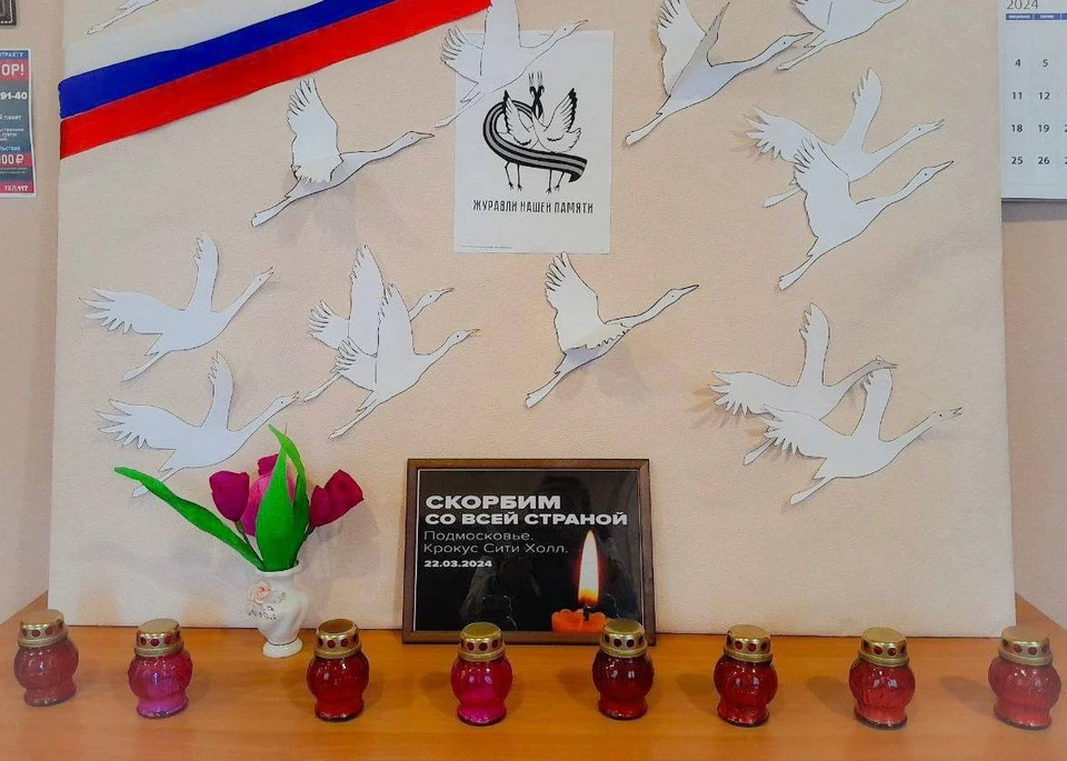 Жители села повесили на окнах траурных журавлей и зажгли свечи. ФОТО: администрация Малокаховского ТУ