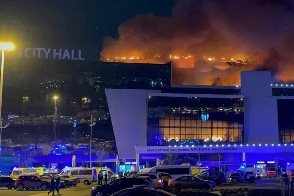 После стрельбы в концертном зале и его поджога террористы уехали с места теракта на белой машине в сторону Брянска.