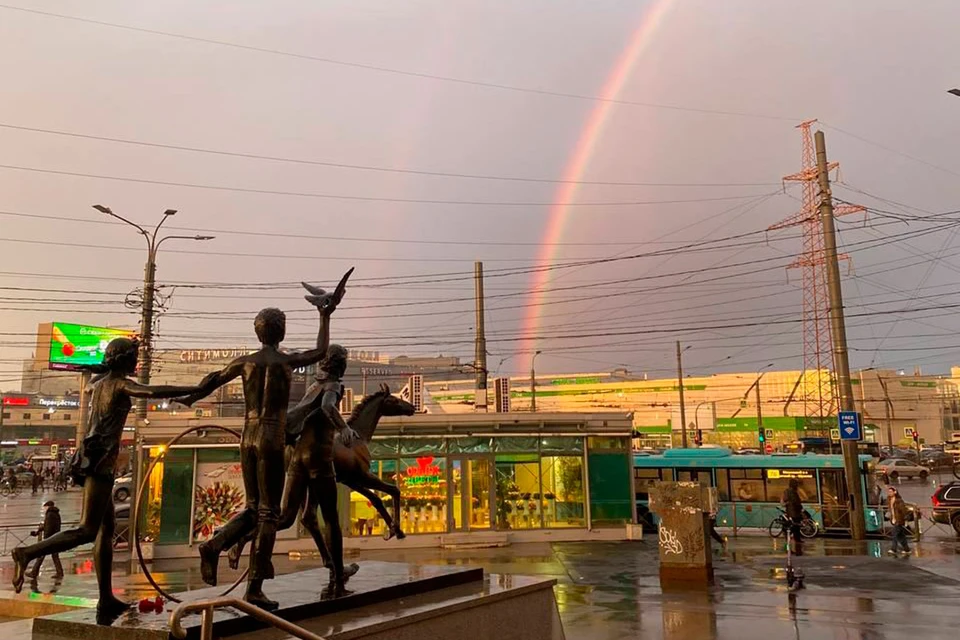 Первую мартовскую радугу заметили в Петербурге после града. Фото: t.me/true_piter