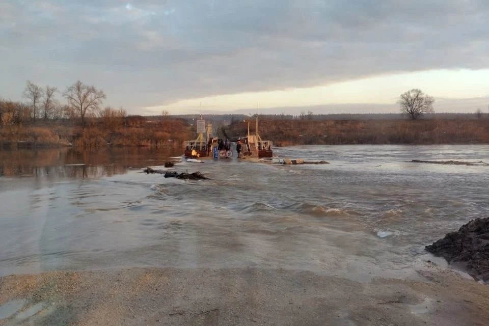Из-за паводка у села Замятино под Липецком перекрыли понтонный мост