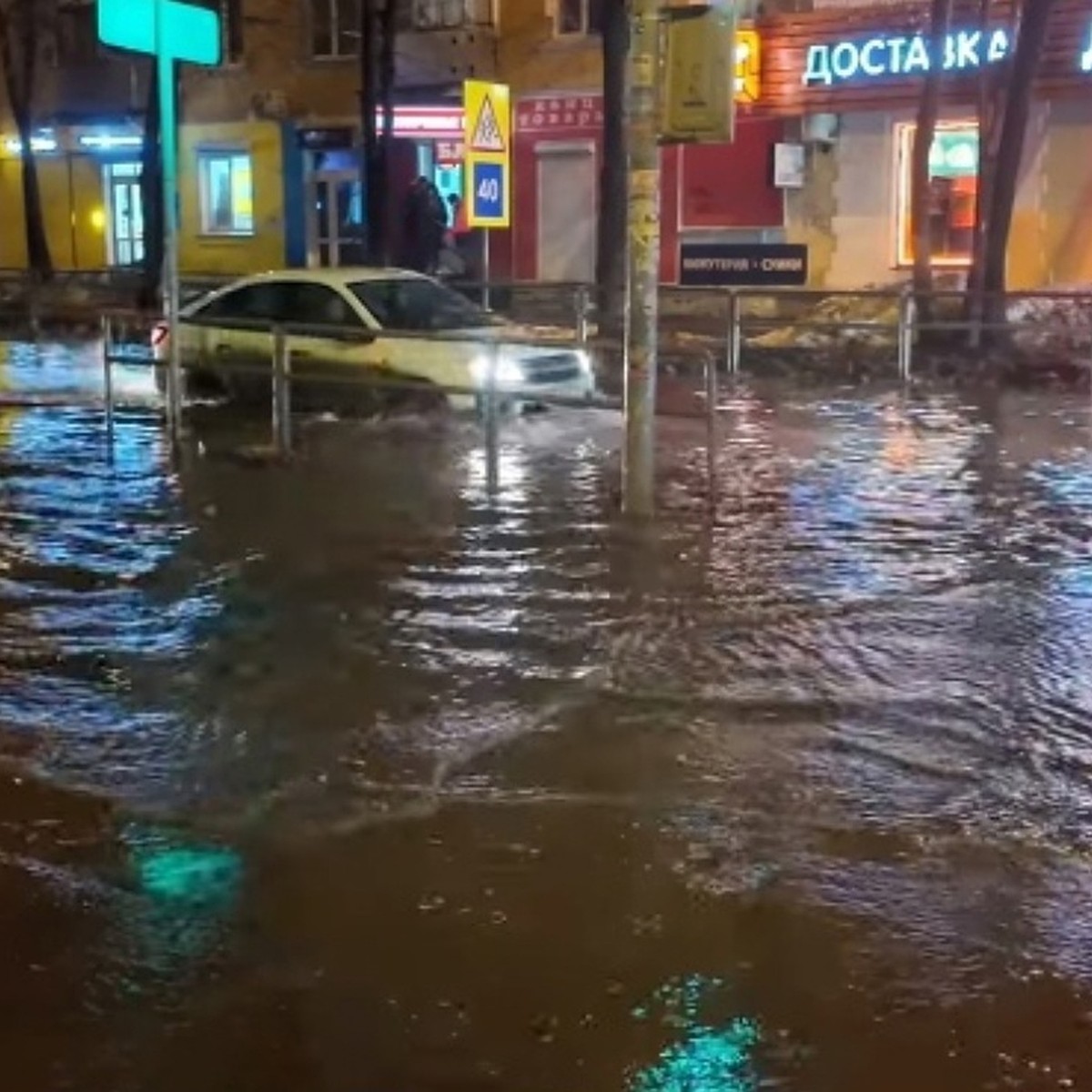 В Самарской области автомобили уходят под воду после проливных дождей -  KP.RU