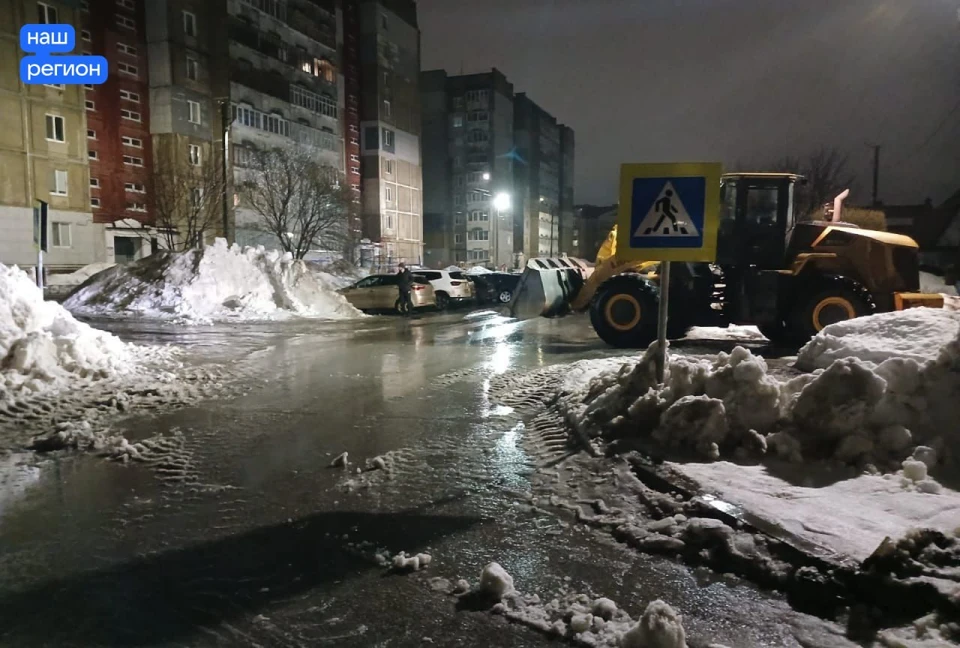 Димитровградские дорожники всю ночь вывозили снег и откачивали воду с улиц города. ФОТО: тг-канал правительства УО
