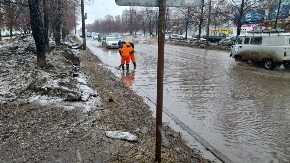 Из-за дождя некоторые улицы Тольятти затопило