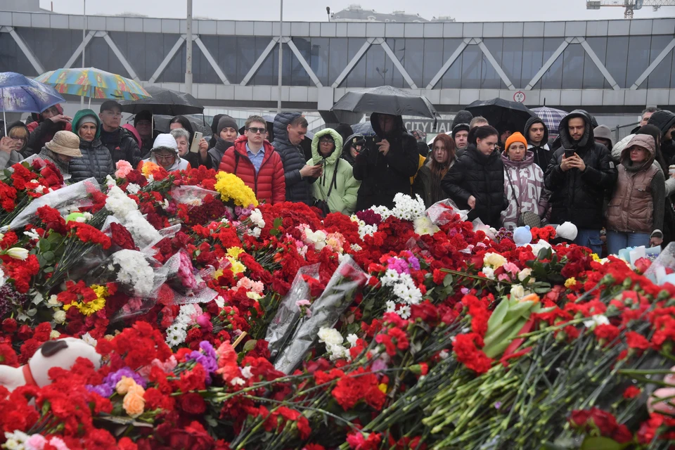 Цветы у стихийного мемориала в память о погибших при теракте у здания концертного зала `Крокус сити холл`.