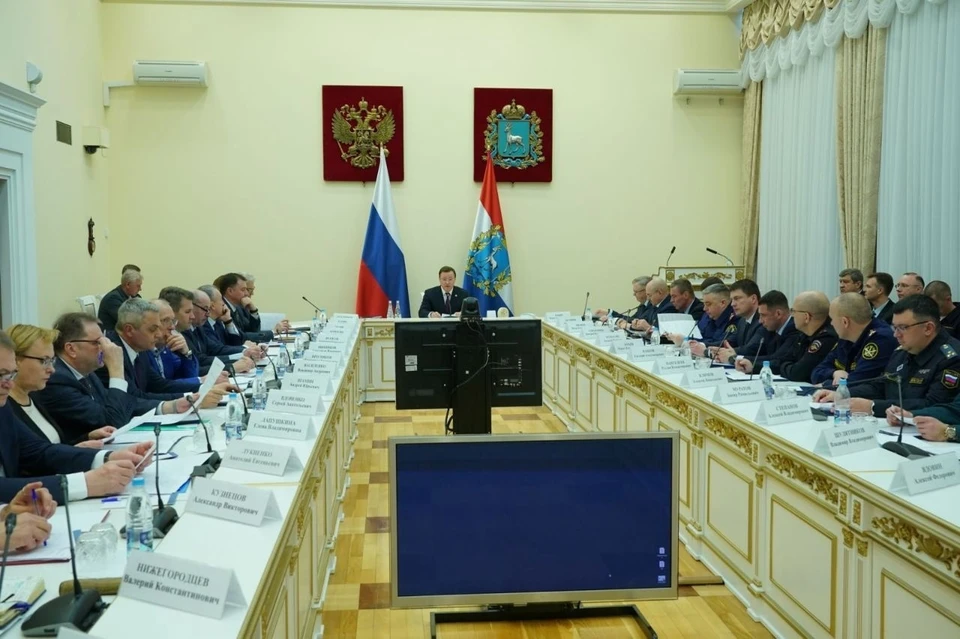 Губернатор провел внеочередное заседание. Фото: Андрей Савельев