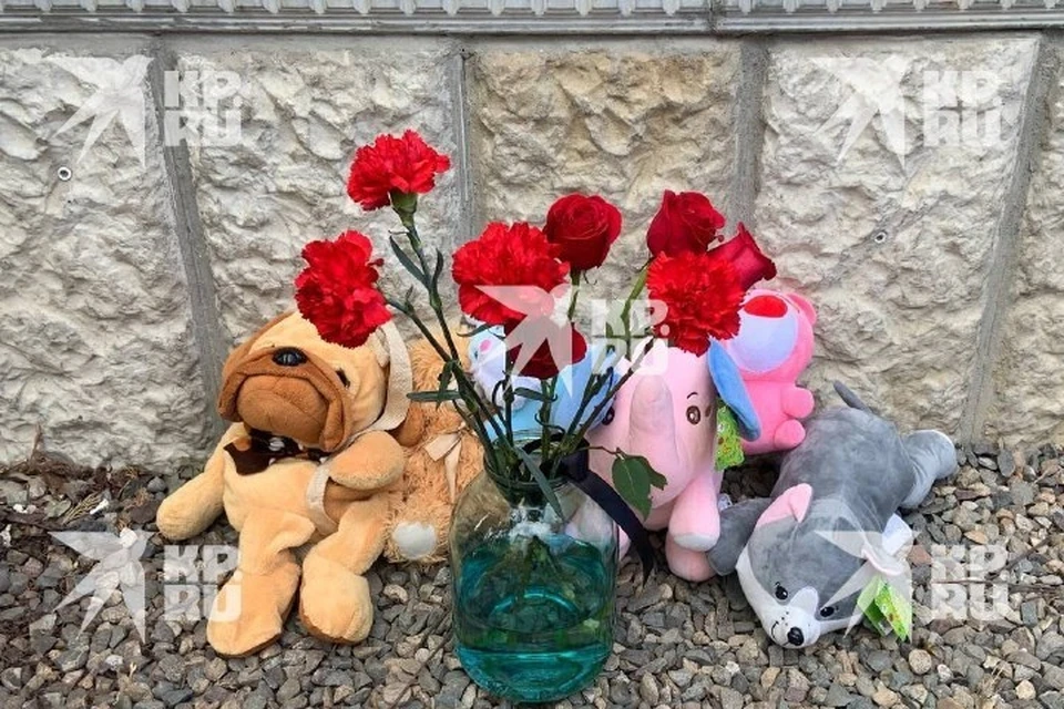 К дому в Ставрополе где произошла трагедия несут цветы и игрушки