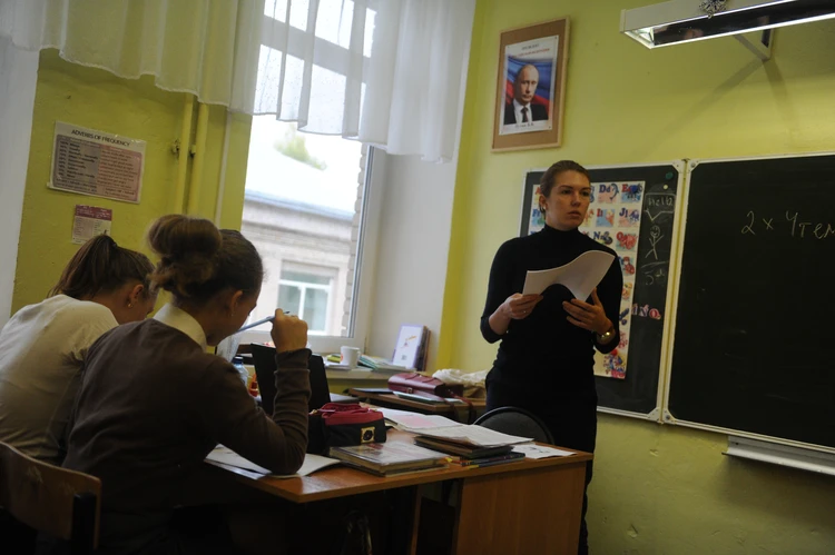 Во Владимире начинающий учитель получает 38-39 тысяч рублей, на селе – 45 тысяч