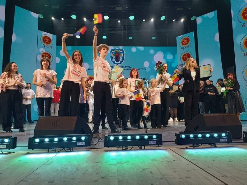 Детский хор "Рапсодия" уже летит домой (Фото: соцсети).