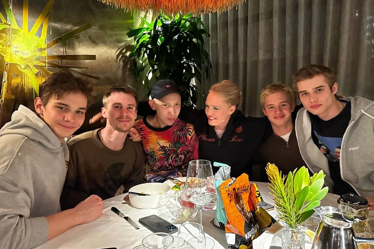 Актеры «Слова пацана» собрались на ужин: Кемстач появился с мамой, а Кологривый не пришел