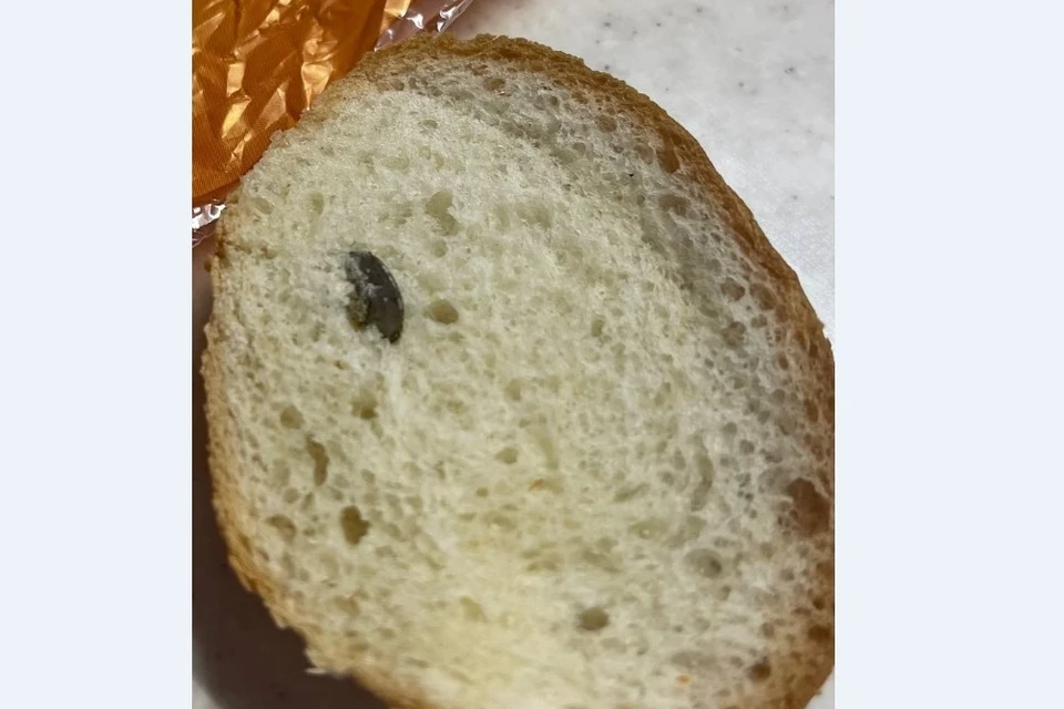 В батоне белого хлеба обнаружили инородный предмет. Фото: YA62.ru.