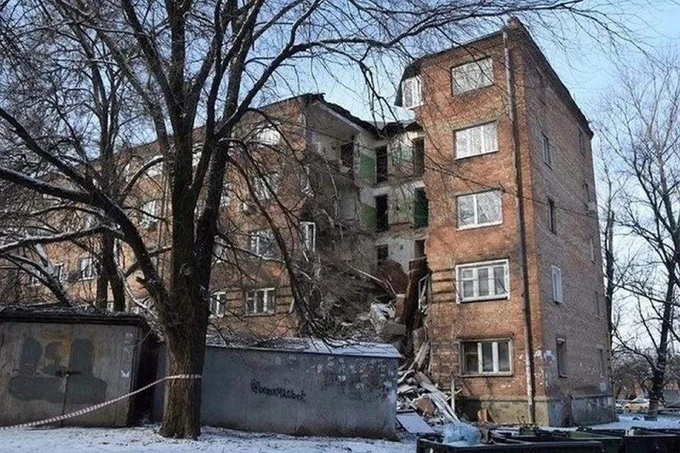 Параллельно власти продолжают выкупать помещения в авариной постройке