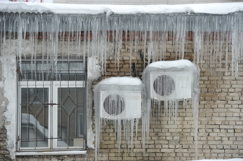 Ледяная глыба упала на женщину