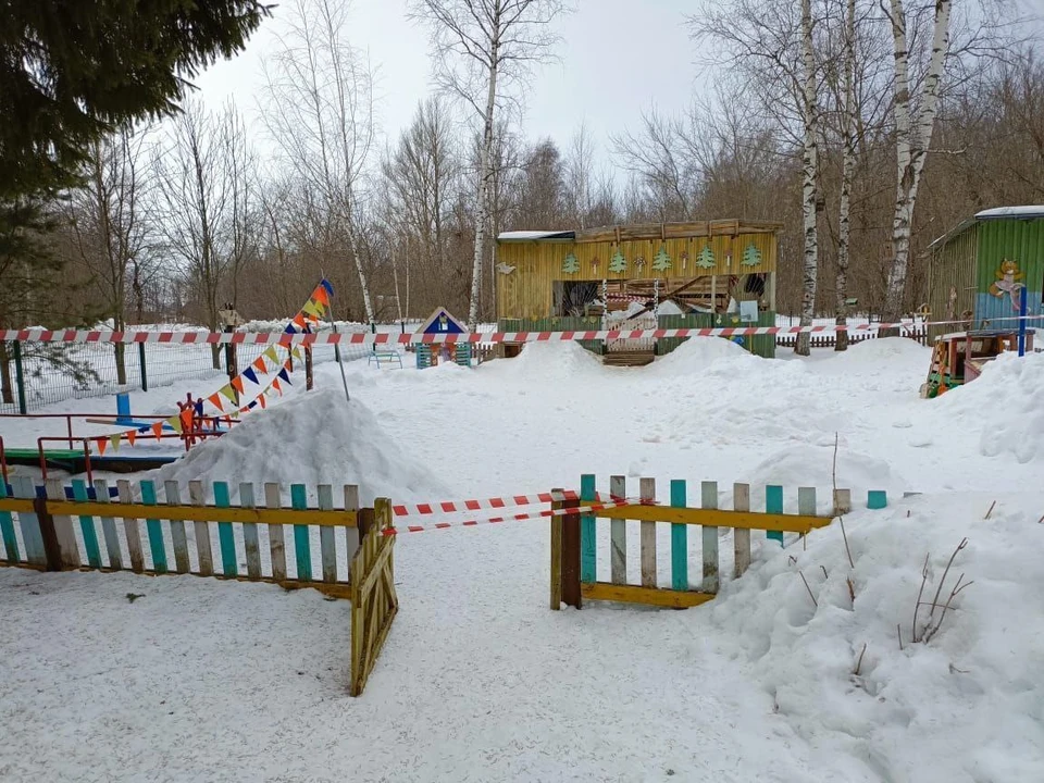 За рухнувшую от снега крышу веранды заведующая заплатит 30 тысяч рублей