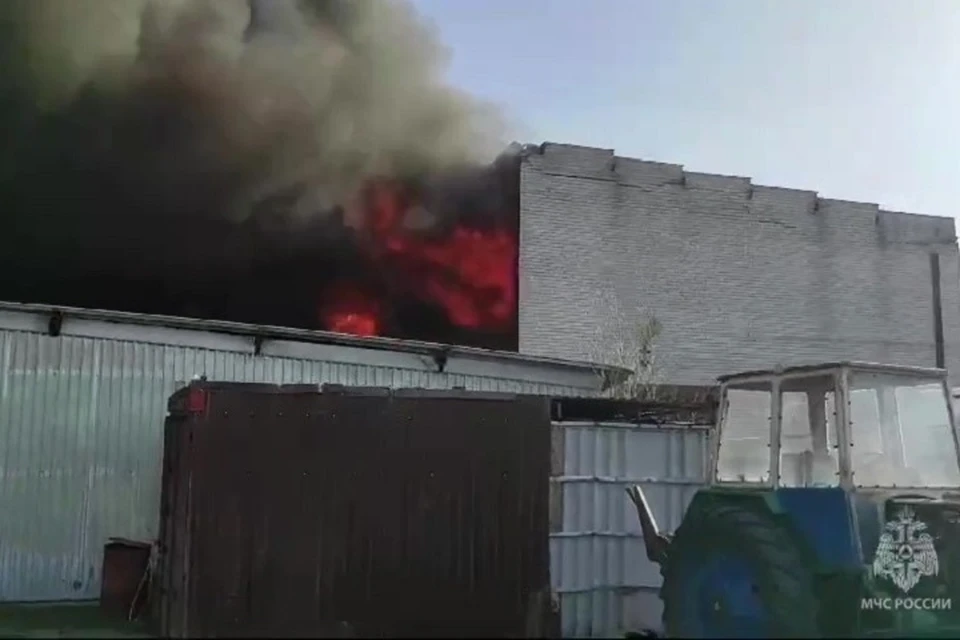 Огонь охватил два склада. Скриншот из видео МЧС.
