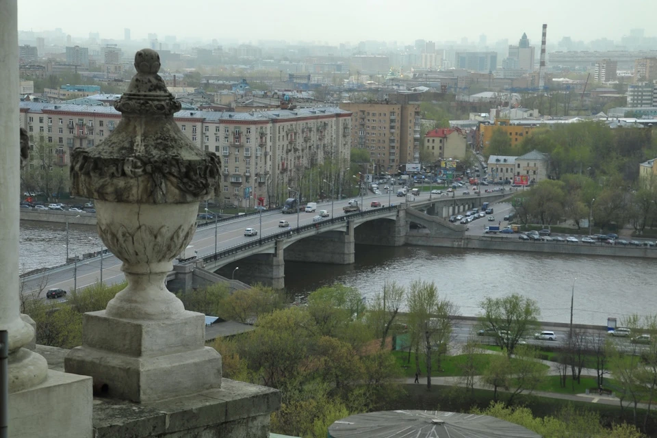 Новоспасский мост — трёхпролётный стальной балочный мост, проходящий через Москву-реку