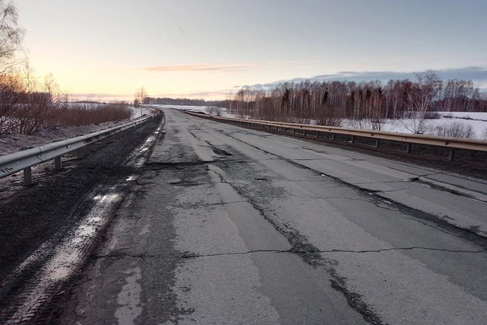 Несколько машин пробили колеса в ямах на трассе Новосибирск-Ленинск-Кузнецкий. Фото: предоставлено Александром.