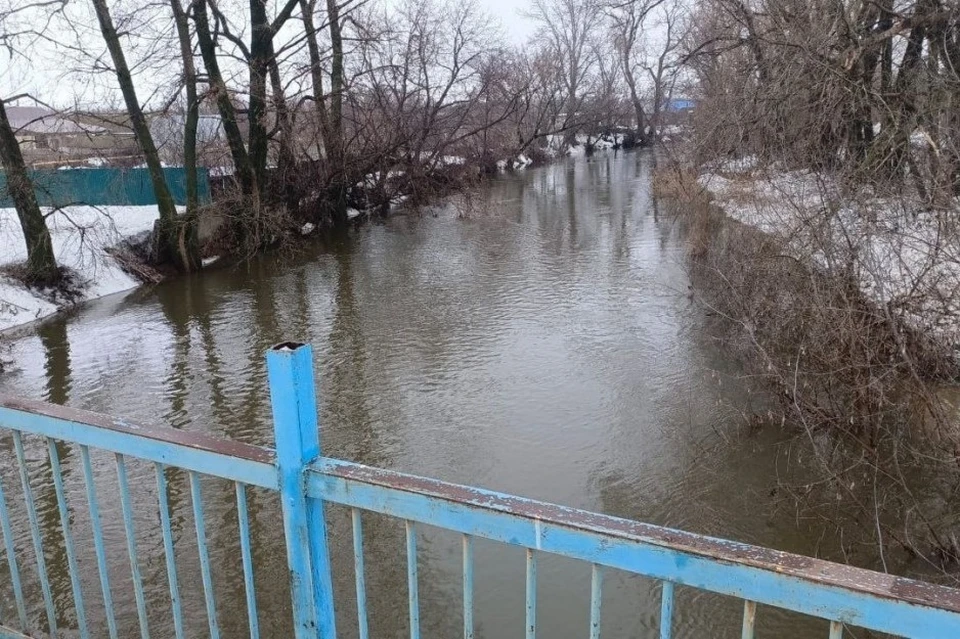Из-за перелива талых вод перекрыт мост через речку Сухо-Пусто-Каргалка у села Каргала, а также закрыта дорога на село Пруды от улицы Авиационной
