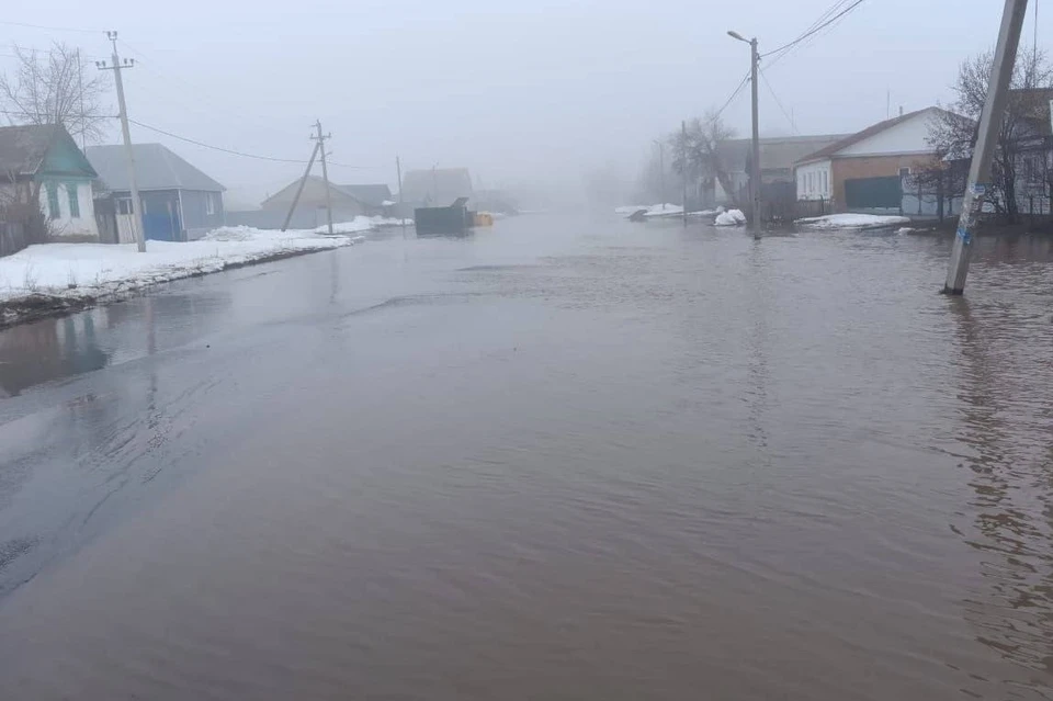 На 1 апреля 2024 года в Краснохолме подтоплено 16 улиц, вода также зашла на территорию одного дома. Фото: прокуратура Оренбургской области