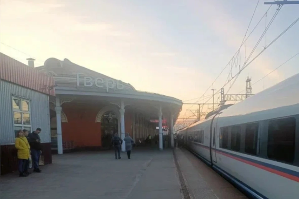 Пожилого нарушителя общественного спокойствия сняли с поезда дальнего следования в Твери. Фото: Александр КОЛЕСОВ