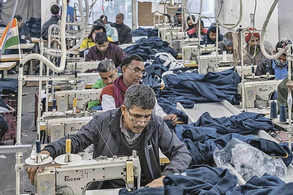 В Индии швея - мужская профессия. Мужчины готовы много работать сверхурочно. Фото: Anindito Mukherjee/Bloomberg/Getty Images