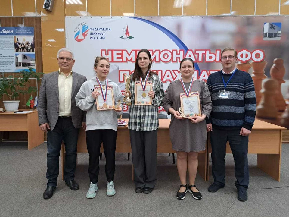 Победители с наградами. Фото: tat-chess.ru