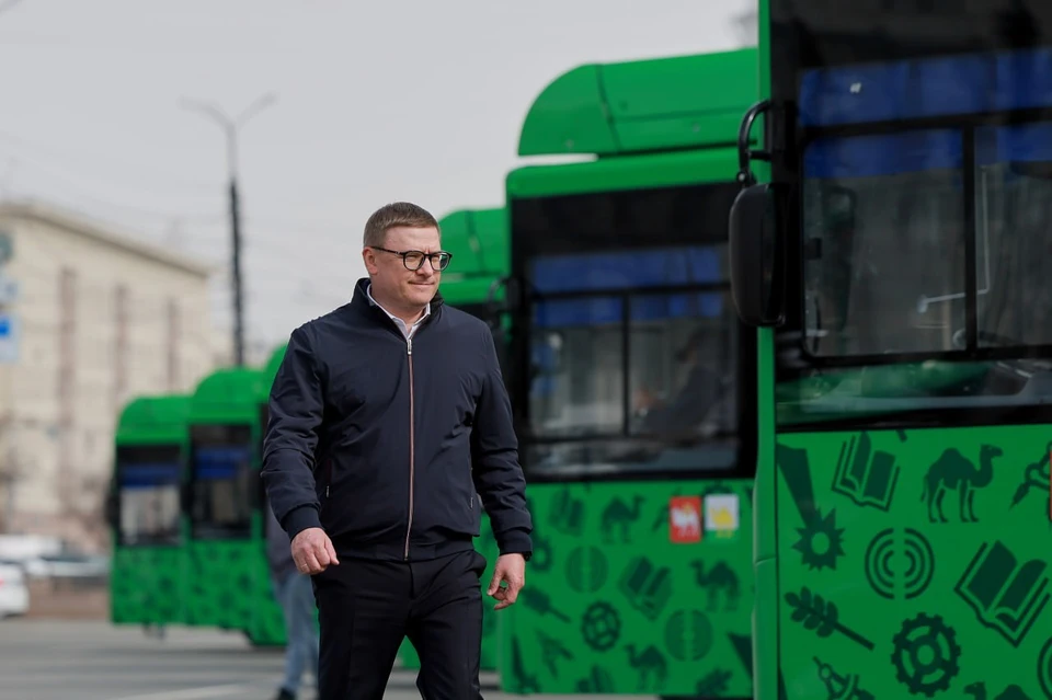 Новые автобусы осмотрел Алексей Текслер. Фото: пресс-служба губернатора.