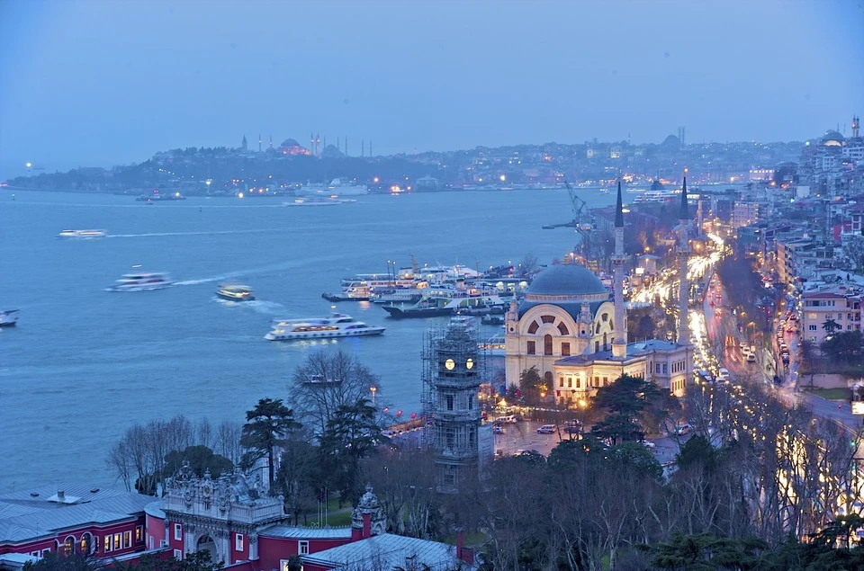 В Стамбуле не менее 10 человек погибли при крупном пожаре в жилом доме