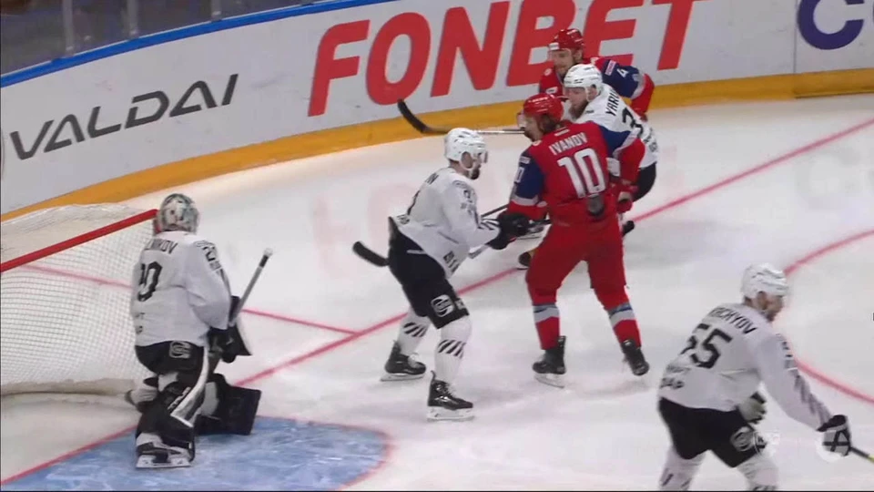 Хоккеист ярославцев Александр Елесин забивает последнюю шайбу. Фото: Кадры с трансляции матча.