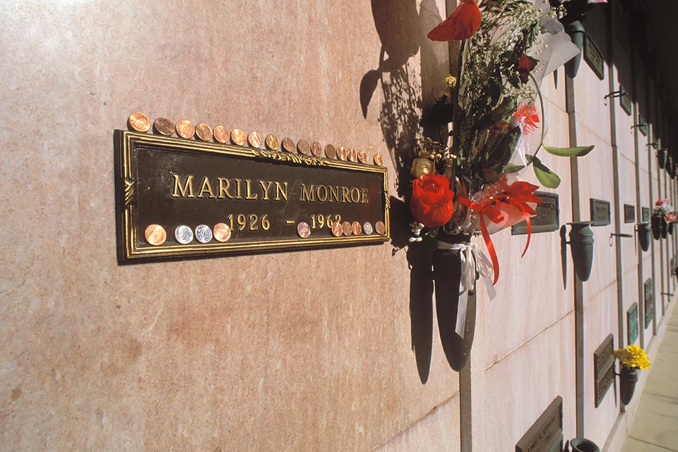 Фанат купил место на кладбище рядом с Мэрилин Монро за 195 тысяч долларов