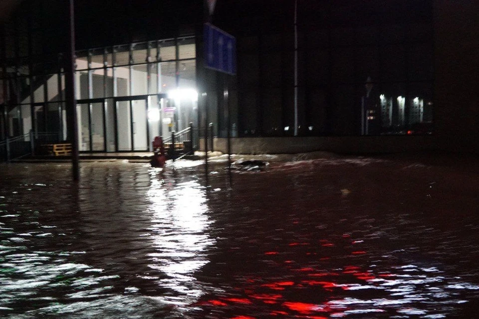 Вода в Суходол начала стремительно подниматься ближе к вечеру 3 апреля и превысила отметку 2 метра. Фото: Владимир Песков