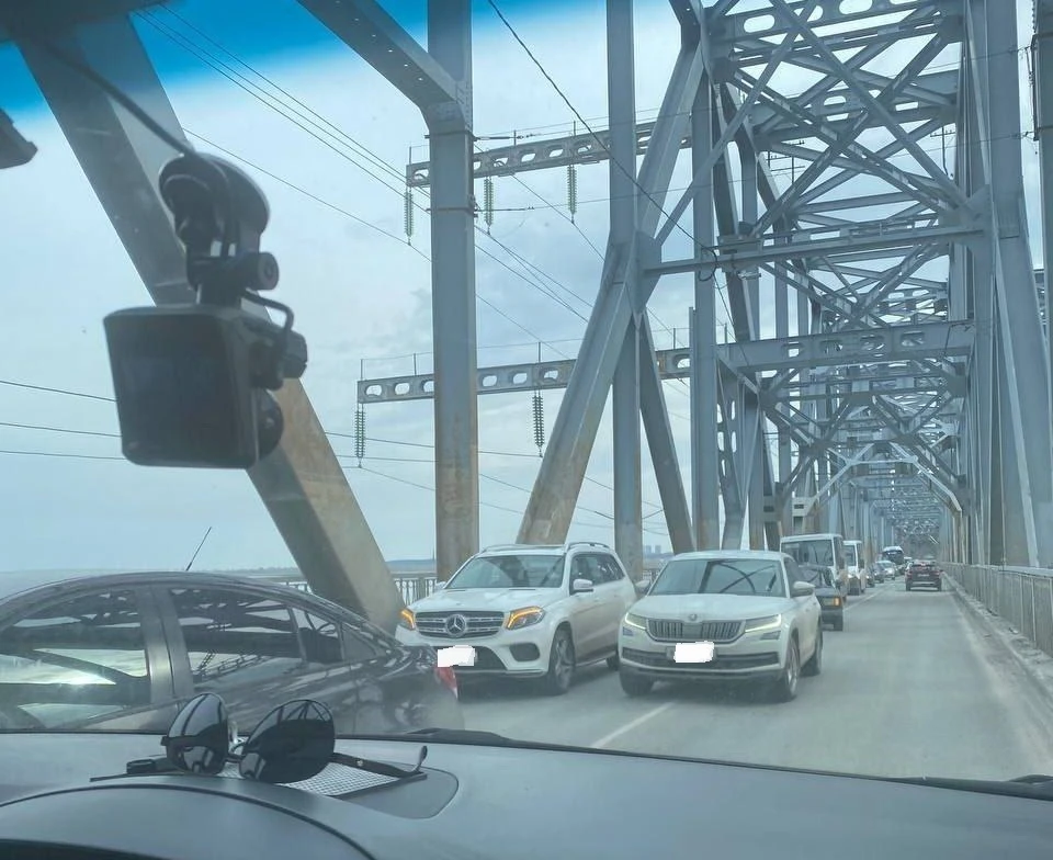 В Ульяновске на Императорском мосту сломался автомобиль. Фото телеграм-канал Ульяновский водитель