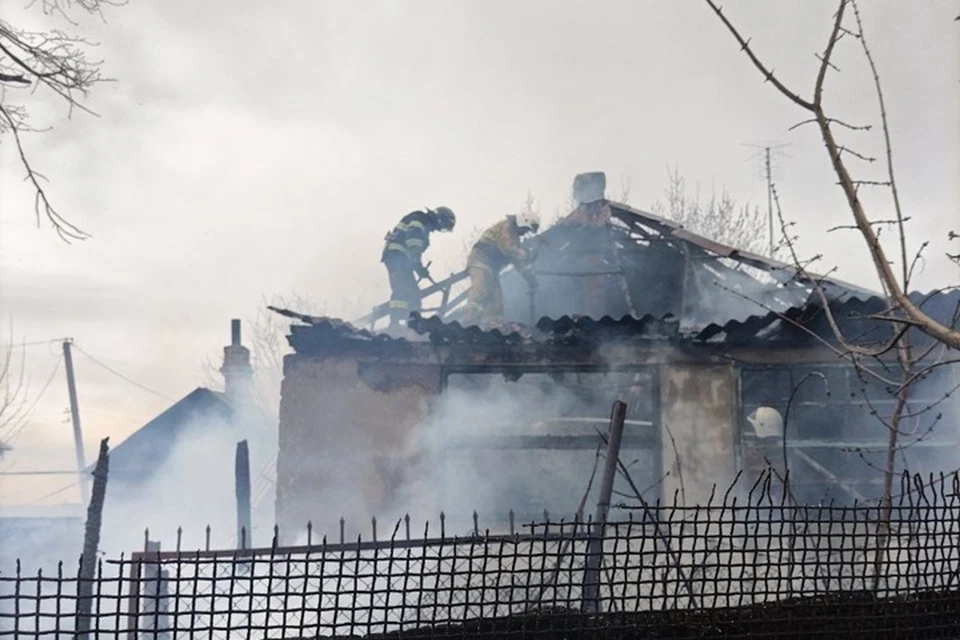 В Лутугинском районе в поселке Успенка на улице Грибоедова горела хозпостройка. Фото - МЧС ЛНР
