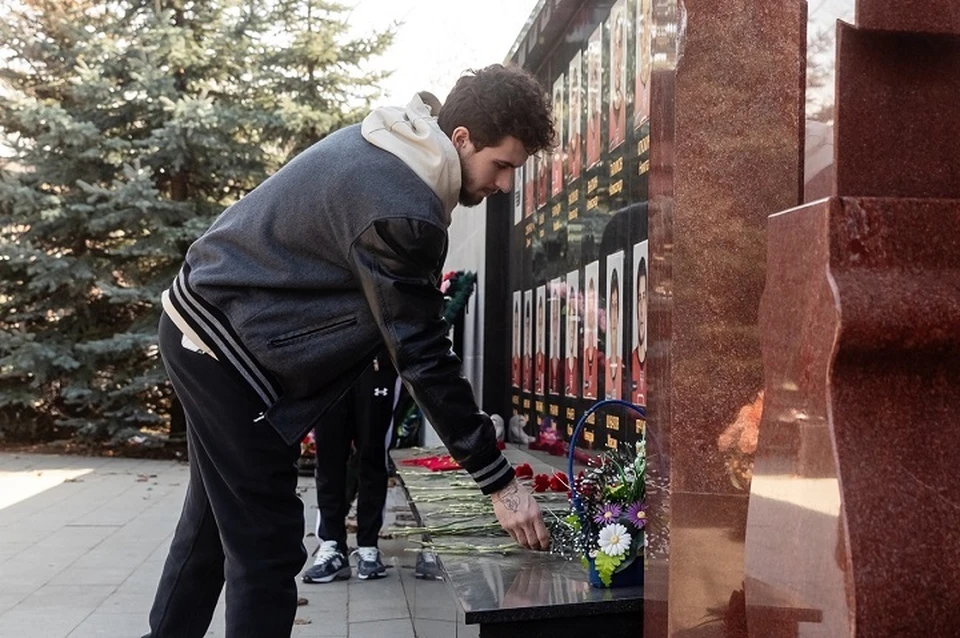 Игроки "Трактора" возложили цветы в мемориалу в Ярославле. ФОТО: ХК "Трактор" ВКонтакте