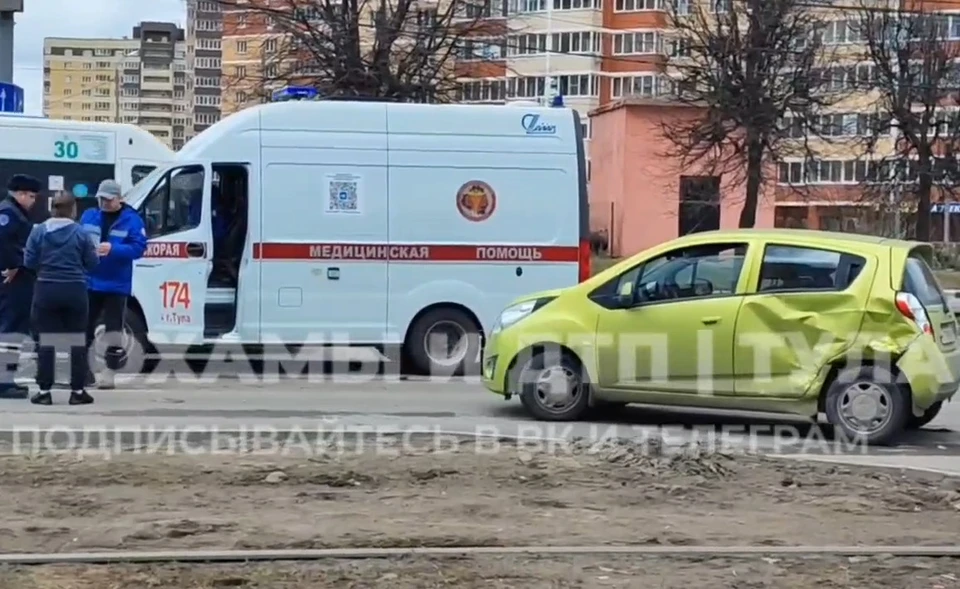В Туле на Зеленстрое произошло ДТП с участием кареты скорой помощи. Фото: «Автохамы и ДТП. Тула».