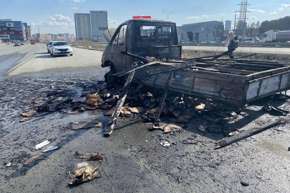Машина вспыхнула днем 5 апреля недалеко от строительного магазина. Фото: ГИБДД по Свердловской области