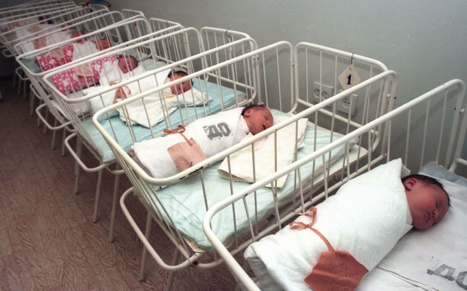 Дети в роддоме.