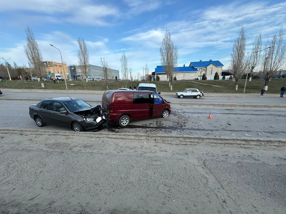 В ДТП пострадали три человека.