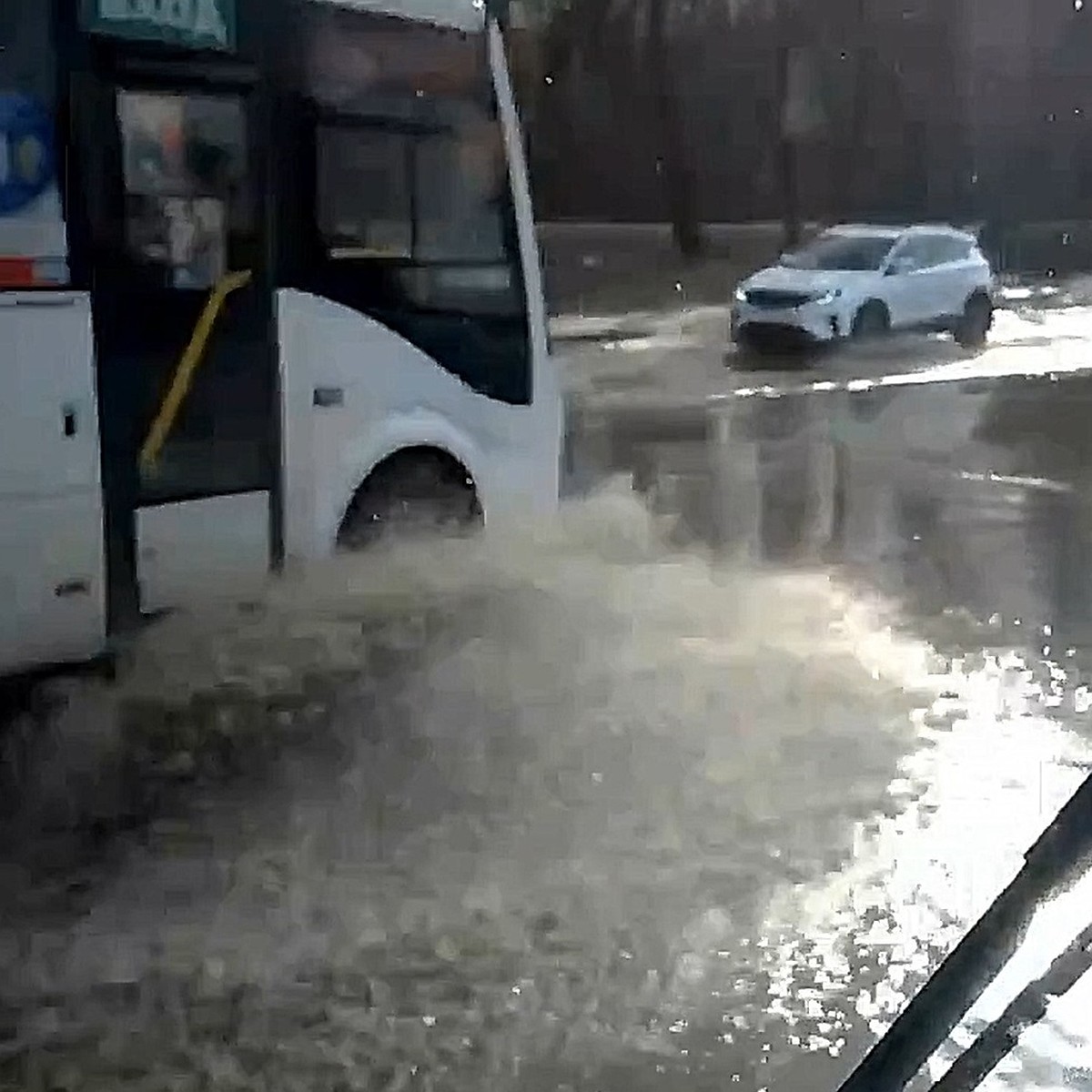 Затопило Окский проезд в районе автовокзала в Рязани - KP.RU