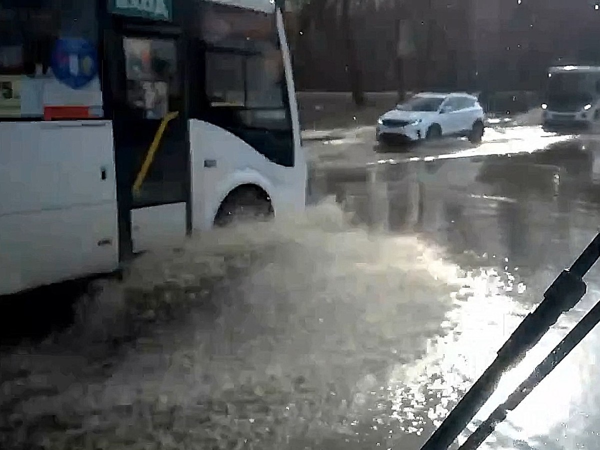 Затопило Окский проезд в районе автовокзала в Рязани - KP.RU