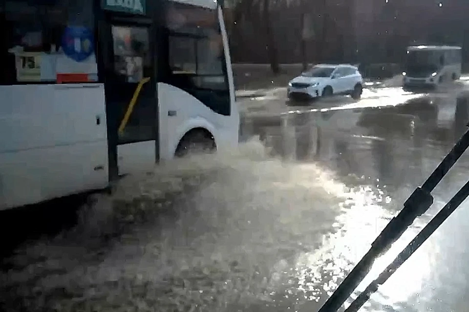 Из-за половодья в Рязани подтопило Окский проезд. Фото: Александр Савельев | ПУВР.