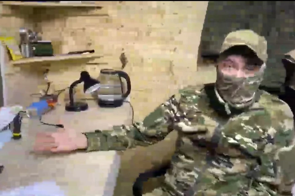 Бойцы получили гуманитарную помощь и письма от детей. Фото: кадр видео МЧС по Челябинской области.