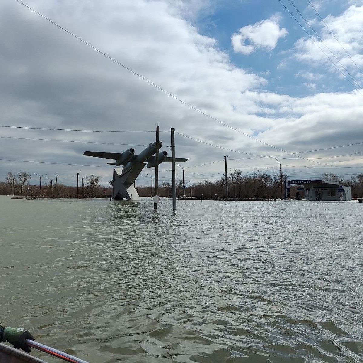 Данные об уровне воды в Урале поступают каждые два часа, лучше не  становится: как в Оренбургской области замеряют опасные отметки на бурной  реке - KP.RU